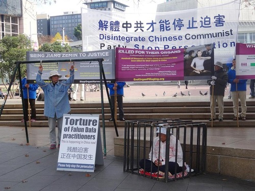 Praktisi Falun Gong memperagakan penyiksaan yang digunakan oleh rezim komunis Tiongkok terhadap praktisi Falun Gong yang ditahan dan dipenjara
