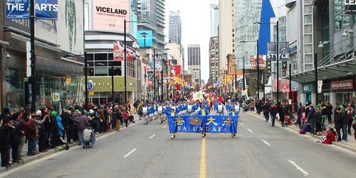 Tian Guo Marching Band yang seluruhnya terdiri dari praktisi Falun Gong, berpartisipasi di Pawai St. Patrick’s Day di Toronto