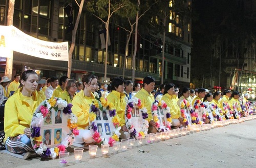 Di malam hari, para praktisi mengadakan nyala lilin malam di City Square