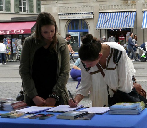 Mengumpulkan tanda tangan di Zurich