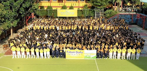 Batam, Indonesia: Học sinh và giáo viên trung học kỷ niệm Ngày Pháp Luân Đại Pháp Thế giới