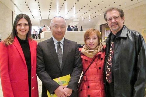 (Kiri ke kanan) Julia Volvach, Tatsuya Sato, Michelle Sato, dan John Gottman menikmati Shen Yun Performing Arts pada 16 Januari, 2016, di Lincoln Center.