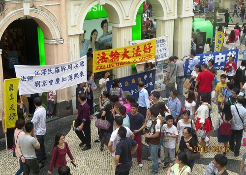 Stan Falun Gong di depan gereja St. Dominic di Makao