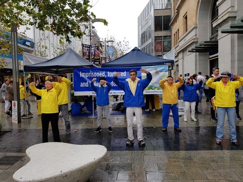 Praktisi Falun Gong memperagakan latihan