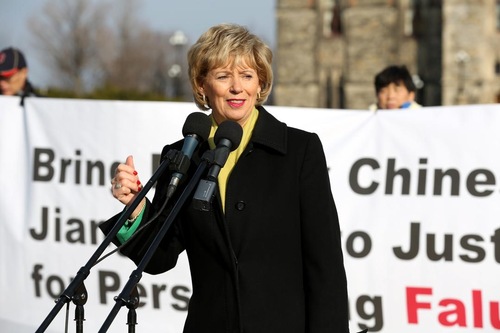 Judy Sgro, Anggota Parlemen, menyampaikan dukungan perdana menteri di rapat umum Falun Gong pada 9 Desember 2015