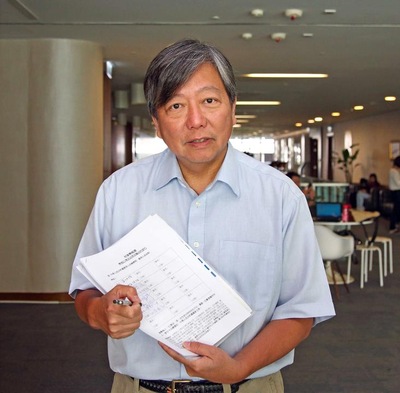 Lee Cheuk Yan setelah menandatangani laporan kriminal terhadap Jiang Zemin