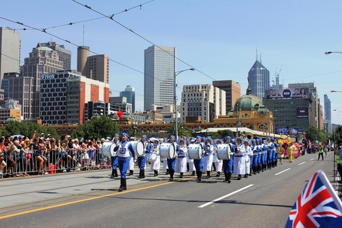 Praktisi Falun Gong berpartisipasi di Pawai “Australia Day” di pusat kota Melbourne. Penonton terkesan dan memberi tepuk tangan hangat