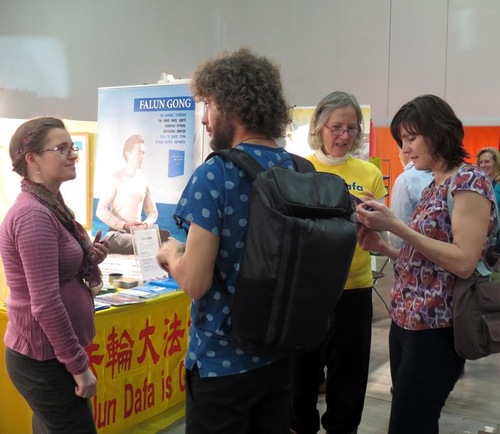  Praktisi Falun Dafa Memperkenalkan manfaat dari latihan kepada peserta Expo Kesehatan.
