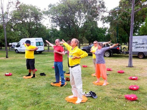 Australia: Praktisi Falun Gong memperagakan latihan Falun Gong di Global Village Multicultural Festival di Melbourne