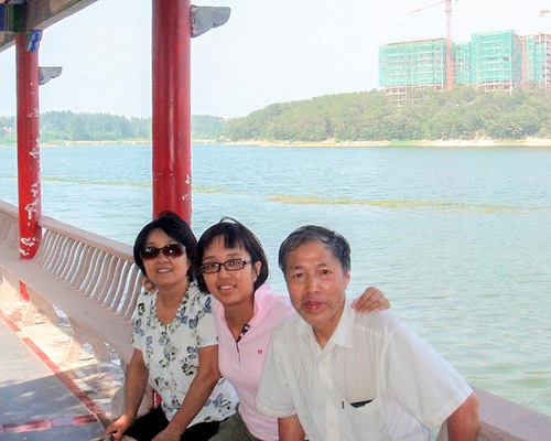 Foto keluarga Yao Guofu, Yao Yuanying, dan Liang Xin, ayah, putri dan ibu.