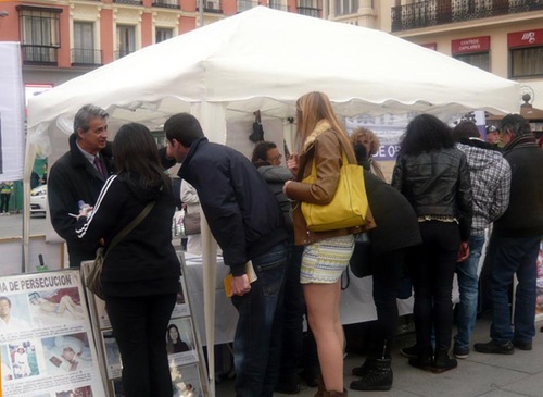 Membaca poster dan mengajukan pertanyaan di Callao Square