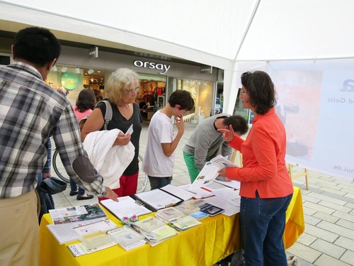 Orang-orang menandatangani petisi untuk mendukung Falun Gong