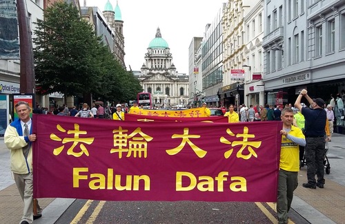 Praktisi Falun Gong melakukan pawai dari Balai Kota menuju Donegall Place, Royal Avenue dan Castle Place, lalu kembali ke Arthur Square