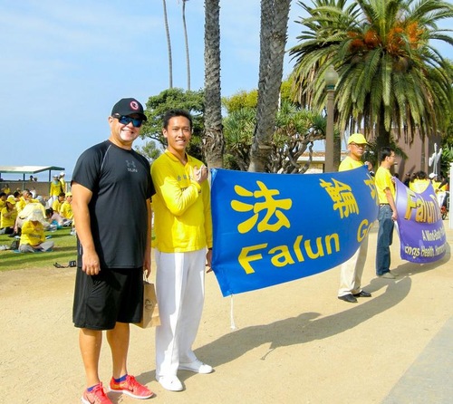 Marcelo Rios adalah guru dari Brasil, bersama para praktisi Falun Gong