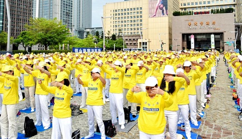 Lebih dari 1.000 praktisi Falun Gong ikut dalam peragaan latihan bersama di Taipei pada 24 April 2016