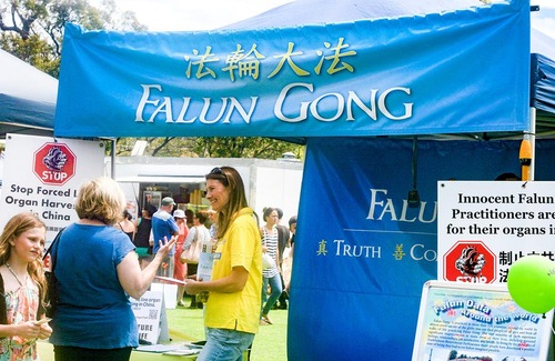 Berbicara tentang Falun Gong dan penganiayaan di Festival Kwinana, Australia