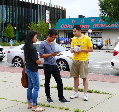 Praktisi memberitahu publik tentang apa itu Falun Gong sesungguhnya