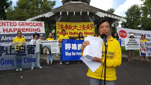 Rapat umum praktisi Falun Gong di Edmonton, Kanada. Liu memperlihatkan 9000 tanda tangan yang mendukung tuntutan hukum terhadap mantan diktator Tiongkok