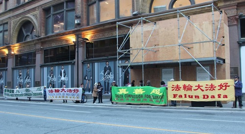 Mengumpulkan tanda tangan di pusat kota Toronto pada 9 November 2015 - Tuntutan Hukum terhadap Jiang Zemin