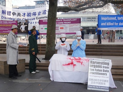 Praktisi Falun Gong memperagakan penyiksaan yang digunakan oleh rezim komunis Tiongkok terhadap praktisi Falun Gong yang ditahan dan dipenjara