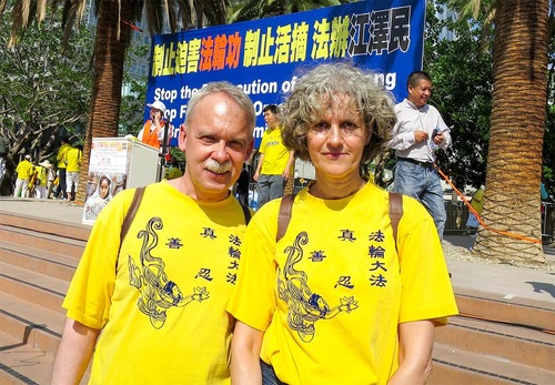  Praktisi Falun Gong Jerman Brigit (kanan) dan Ralf