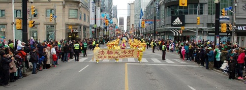 Barisan genderang pinggang Falun Gong di Pawai St. Patrick’s Day