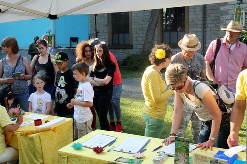 Orang-orang mempelajari tentang Falun Gong di Festival Multikultural di Bielefeld, Jerman