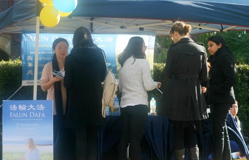 Stan Falun Dafa menarik perhatian banyak mahasiswa untuk mempelajari tentang latihan ini dari 26-29 Juli 2016, pada awal semester baru di University of Sydney, Australia