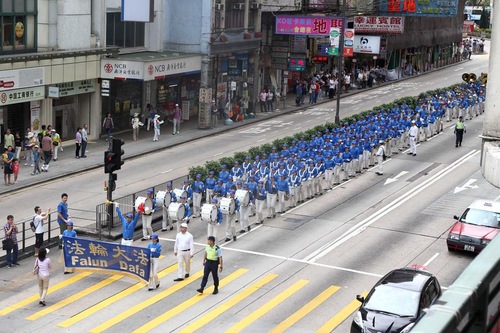 Tian Guo Marching Band memimpin pawai.