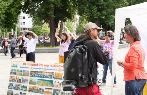 Orang-orang menandatangani petisi untuk mendukung Falun Gong