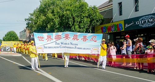 Sydney, Australia: Falun Gong Berpartisipasi dalam National Cherry Festival Parade