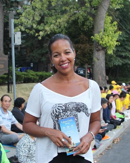 Nadine merasa sedih atas kematian praktisi Falun Gong. Dia telah mengakses informasi mengenai Falun Gong di Internet setelah mendengar tentang pemutaran film dokumenter di Universitas Toronto. Dia memberi dukungan kepada praktisi, “Saya percaya keadilan akan menang!”