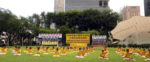 Memperagakan latihan Falun Gong di Taman Hong Lim sebelum mengumpulkan tanda tangan.