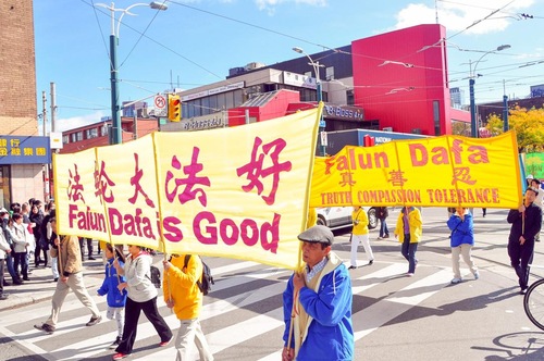 Pawai Menentang Penganiayaan / Penyiksaan Diselenggarakan di Pusat Kota Toronto, Kanada