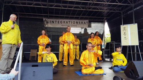 Praktisi Falun Gong memperagakan latihan di atas panggung