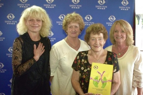 Sebuah keluarga dari seorang guru (kiri ke kanan): Linda Epping, Regina Crothers, Gwen Woodruff, dan Pauline Doherty di Theater Regal di Perth, Australia, 30 Januari.