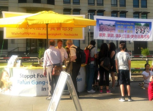 Praktisi memberitahu orang-orang tentang Falun Gong dan penganiayaan di Tiongkok pada 11 Juni 2016