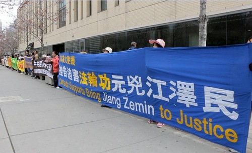 Praktisi Falun Gong membentangkan spanduk di pusat kota Toronto