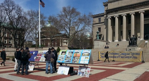 Pameran poster di kampus Universitas Columbia menarik perhatian banyak orang.