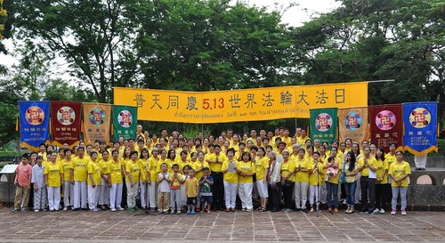 Praktisi Falun Dafa di Thailand merayakan Hari Falun Dafa Sedunia