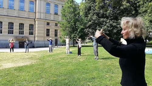 Melakukan latihan bersama di Humlegården Park, Stockholm