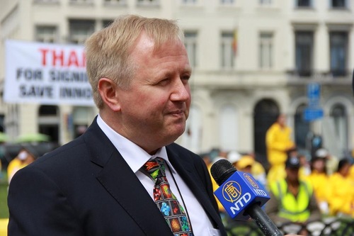 Arne Gericke, anggota Parlemen Eropa dari Jerman, berbicara di rapat umum Falun Gong di Brussels