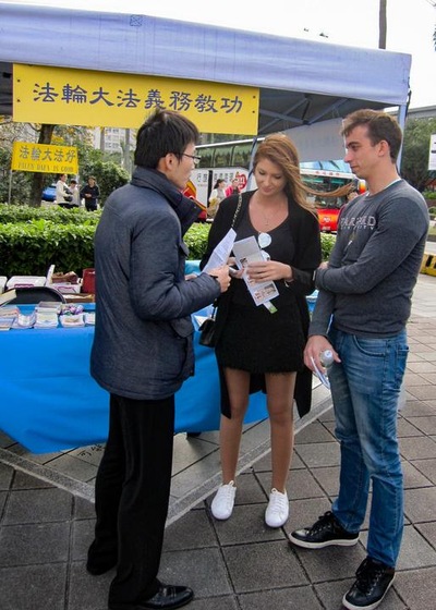 Seorang wisatawan bertanya bagaimana dia bisa mempelajari latihan Falun Gong