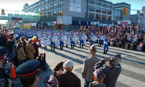 Marching band Falun Gong tampil di parade Thanksgiving terbesar Kanada.