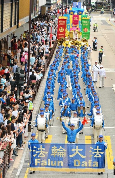 Tian Guo Marching Band memimpin pawai.