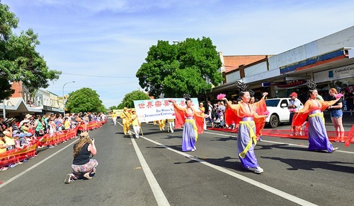 Praktisi Falun Gong dari Sydney, Australia, di National Cherry Festival Parade di Kota Young.