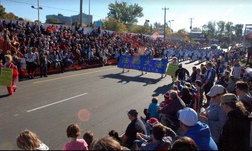 Marching band Falun Gong tampil di parade Thanksgiving terbesar Kanada.