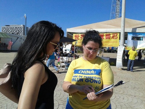 Seorang wanita dari Brasilia senang menemukan Falun Gong. Dia menyaksikan latihan untuk waktu yang lama, dan mengatakan kepada praktisi: 