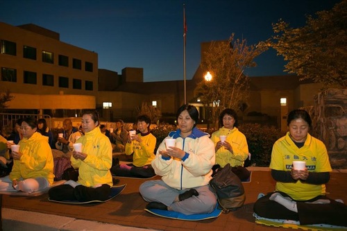 Praktisi Falun Gong di wilayah DC menggelar kegiatan nyala lilin di depan Kedutaan Besar Tiongkok pada malam hari, 24 April untuk mengenang 17 tahun permohonan damai 25 April