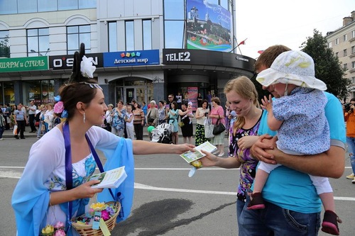 Membagikan brosur Falun Gong saat pawai